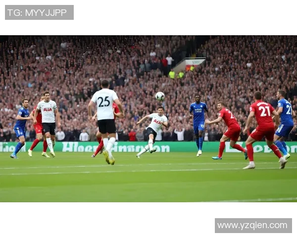 清晨绿茵场上足球明星全情投入刻苦训练展现坚毅拼搏精神